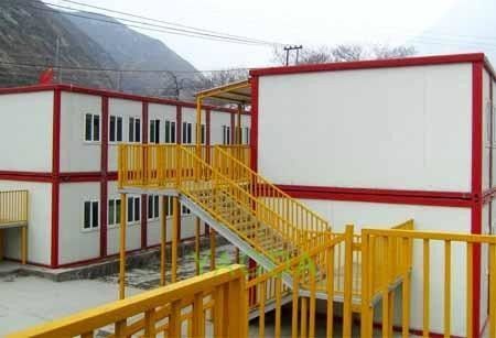 Chine Connexion verticale adaptée aux besoins du client de logement modulaire de conteneur de couleur avec le panneau mural de sandwich usine