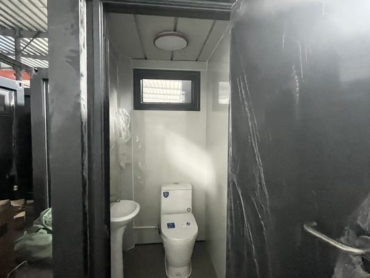 2.4M x 1M Toilette portable à paquet plat avec cadre plus solide et mur isolé, plomberie et câblage préfabriqués