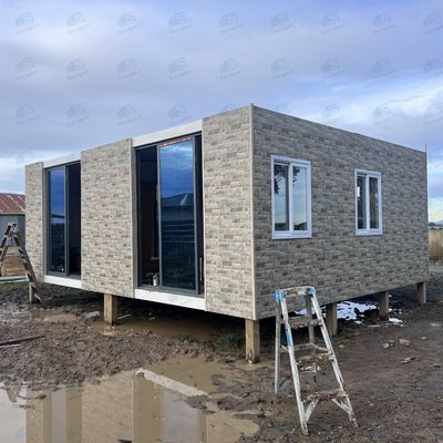 Maison modulaire imperméable aux ouragans et aux sons Construction en acier Maison de conteneurs Maison préfabriquée avec revêtement sculpté en métal